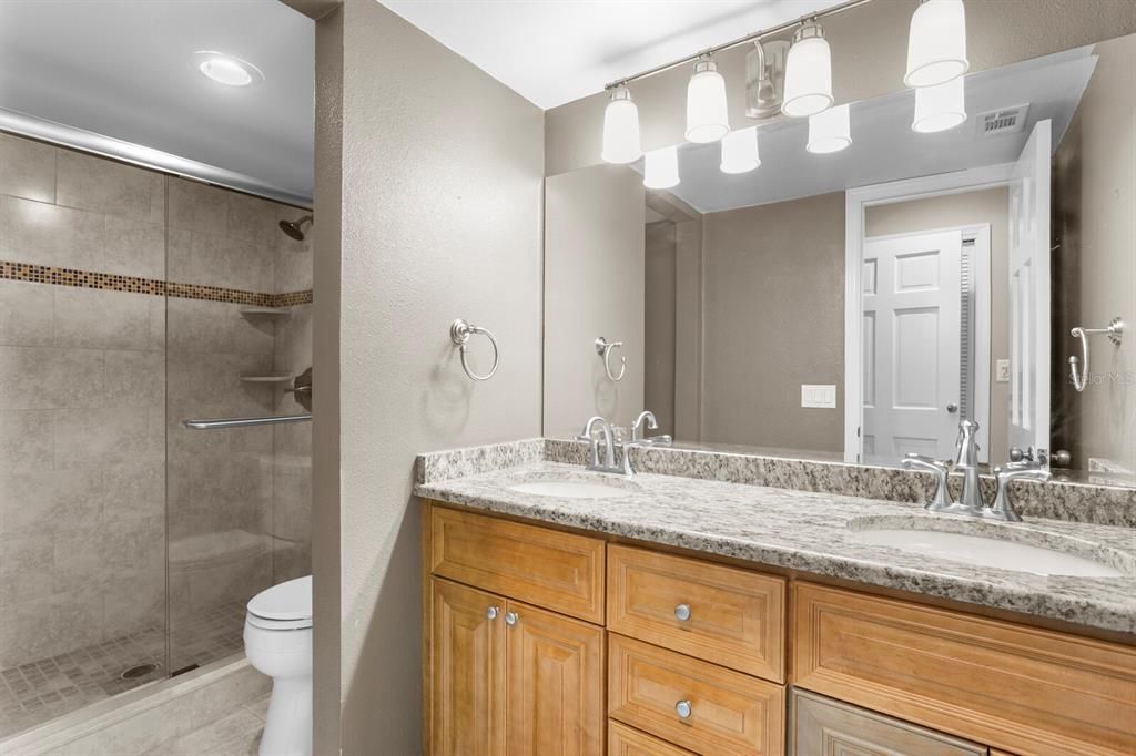 Activo con contrato: $650,000 (4 camas, 3 baños, 2800 Pies cuadrados)