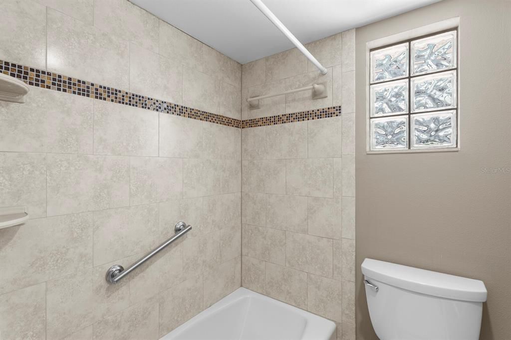 Activo con contrato: $650,000 (4 camas, 3 baños, 2800 Pies cuadrados)