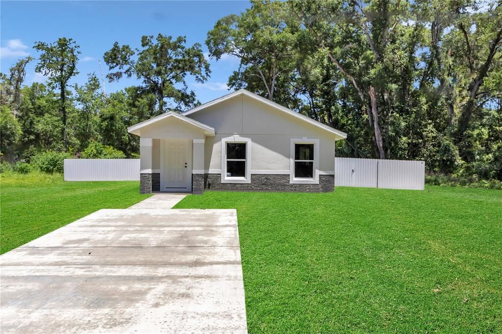 Recently Rented: $1,800 (4 beds, 2 baths, 1352 Square Feet)