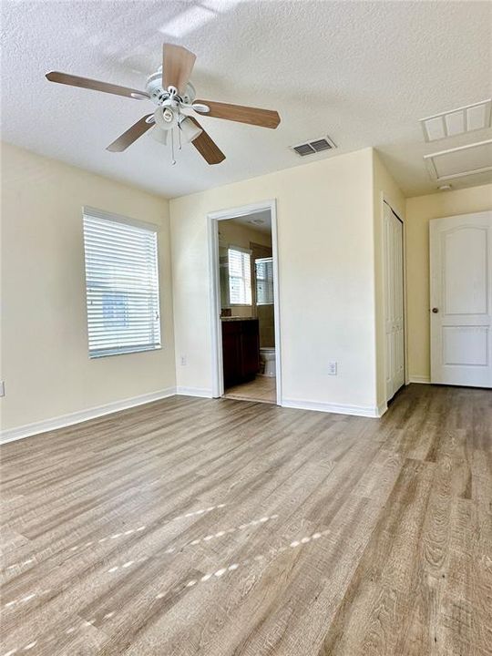 合同活跃: $1,700 (2 贝兹, 2 浴室, 1192 平方英尺)