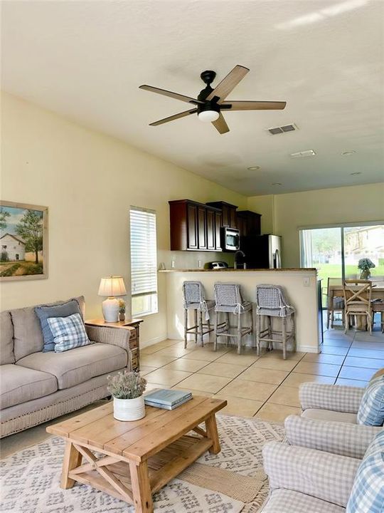 合同活跃: $1,700 (2 贝兹, 2 浴室, 1192 平方英尺)