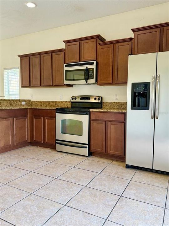 合同活跃: $1,700 (2 贝兹, 2 浴室, 1192 平方英尺)