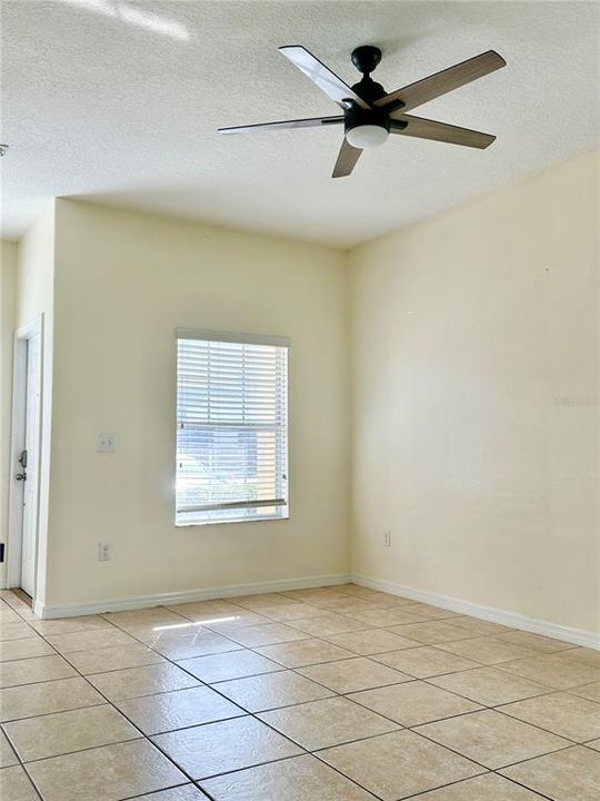 合同活跃: $1,700 (2 贝兹, 2 浴室, 1192 平方英尺)