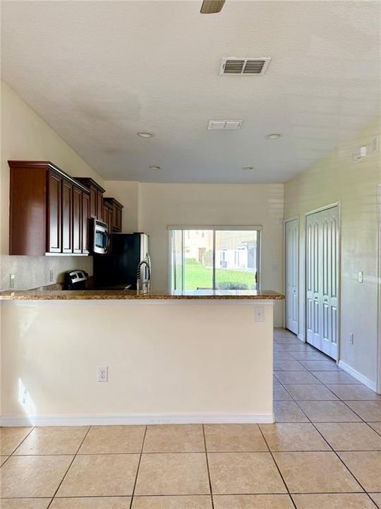 合同活跃: $1,700 (2 贝兹, 2 浴室, 1192 平方英尺)