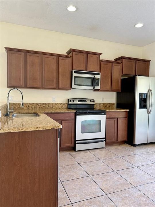 合同活跃: $1,700 (2 贝兹, 2 浴室, 1192 平方英尺)