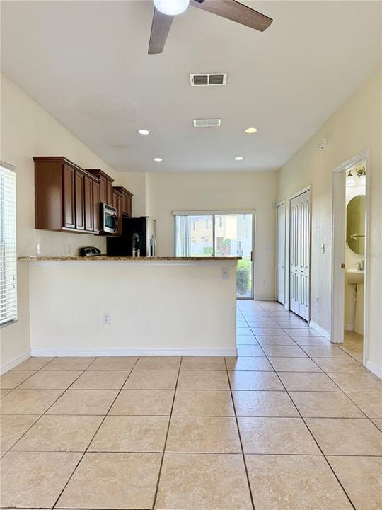 合同活跃: $1,700 (2 贝兹, 2 浴室, 1192 平方英尺)