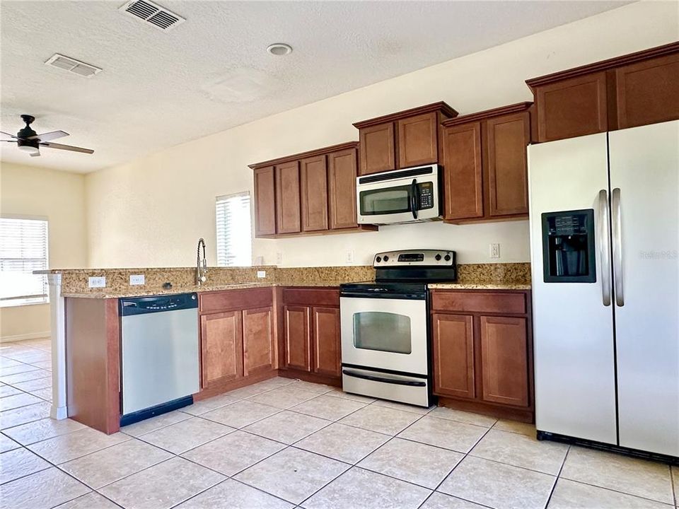 合同活跃: $1,700 (2 贝兹, 2 浴室, 1192 平方英尺)