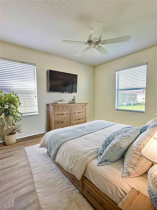 合同活跃: $1,700 (2 贝兹, 2 浴室, 1192 平方英尺)