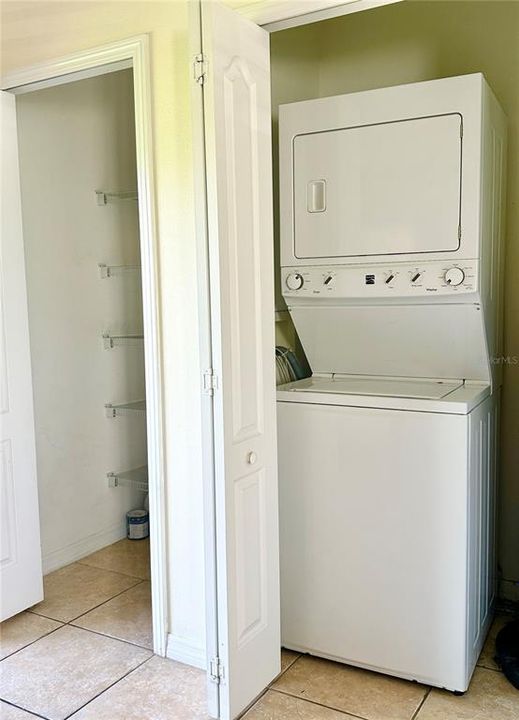 合同活跃: $1,700 (2 贝兹, 2 浴室, 1192 平方英尺)