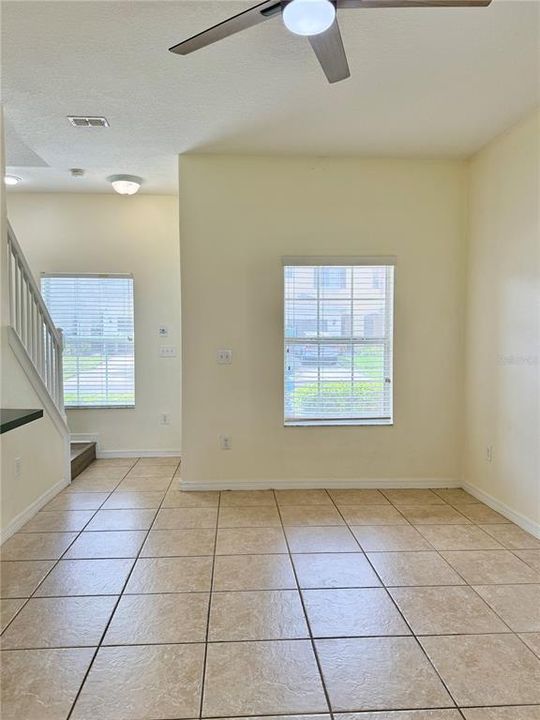 合同活跃: $1,700 (2 贝兹, 2 浴室, 1192 平方英尺)