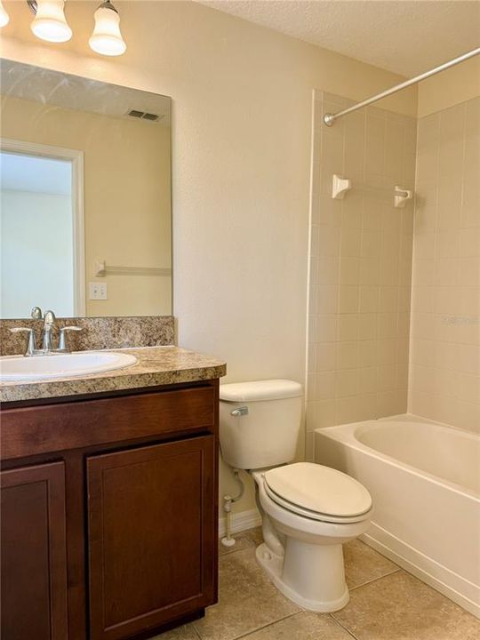 合同活跃: $1,700 (2 贝兹, 2 浴室, 1192 平方英尺)