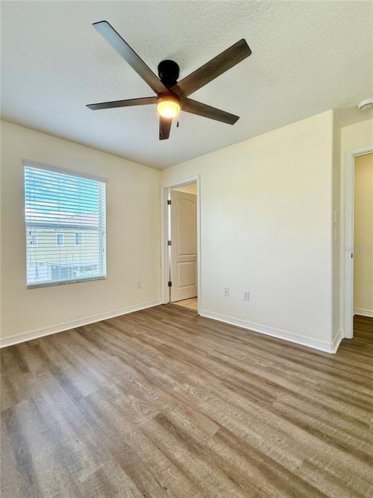 合同活跃: $1,700 (2 贝兹, 2 浴室, 1192 平方英尺)