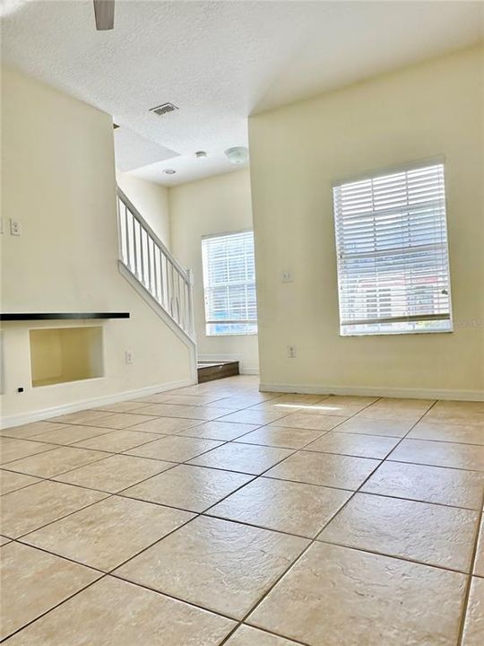 合同活跃: $1,700 (2 贝兹, 2 浴室, 1192 平方英尺)