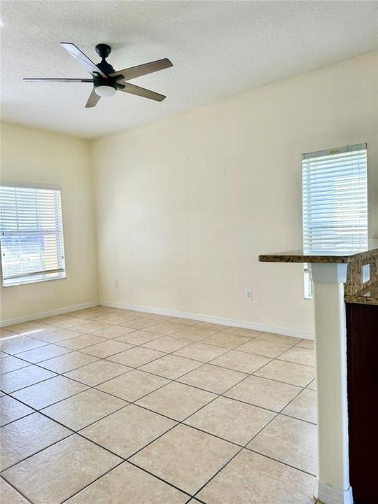 合同活跃: $1,700 (2 贝兹, 2 浴室, 1192 平方英尺)