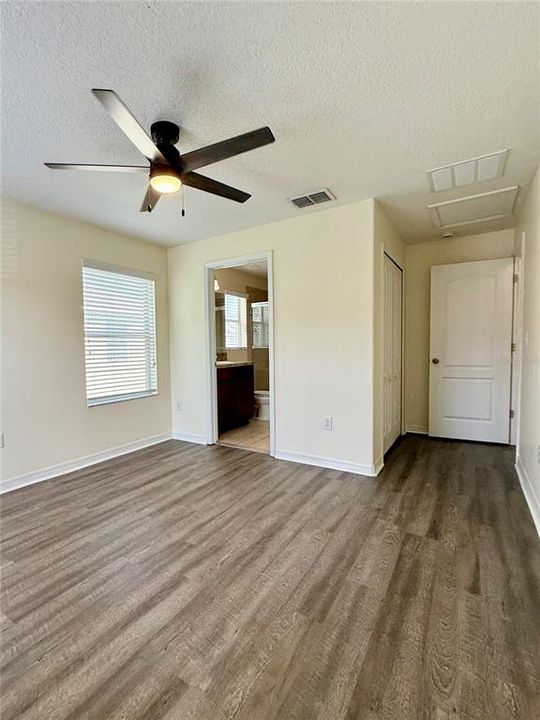 合同活跃: $1,700 (2 贝兹, 2 浴室, 1192 平方英尺)