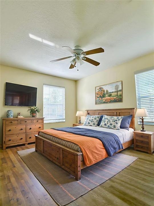 合同活跃: $1,700 (2 贝兹, 2 浴室, 1192 平方英尺)