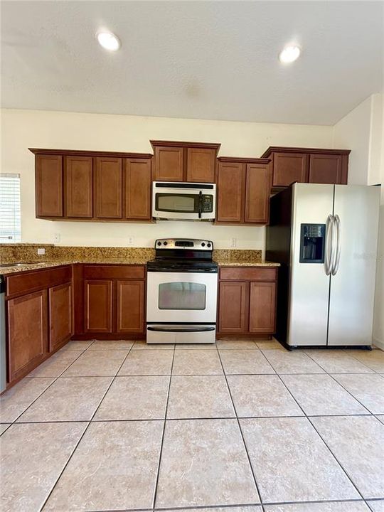 合同活跃: $1,700 (2 贝兹, 2 浴室, 1192 平方英尺)