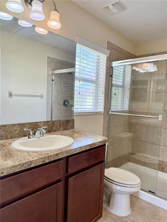 合同活跃: $1,700 (2 贝兹, 2 浴室, 1192 平方英尺)