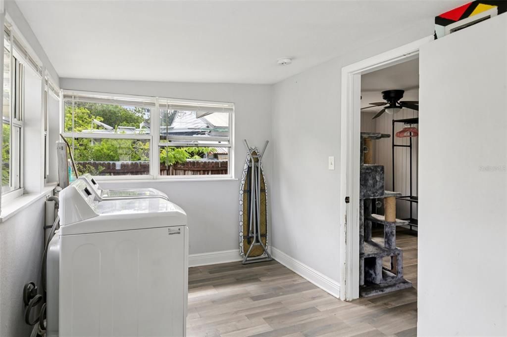 待售: $260,000 (2 贝兹, 1 浴室, 776 平方英尺)