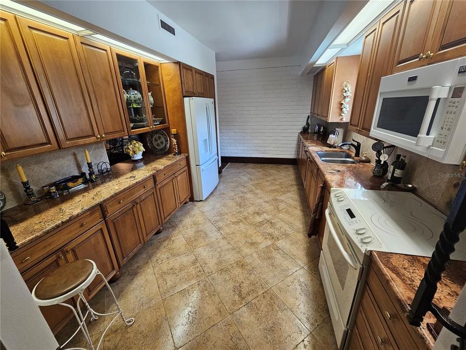 For Sale: $925,000 (4 beds, 4 baths, 3555 Square Feet)