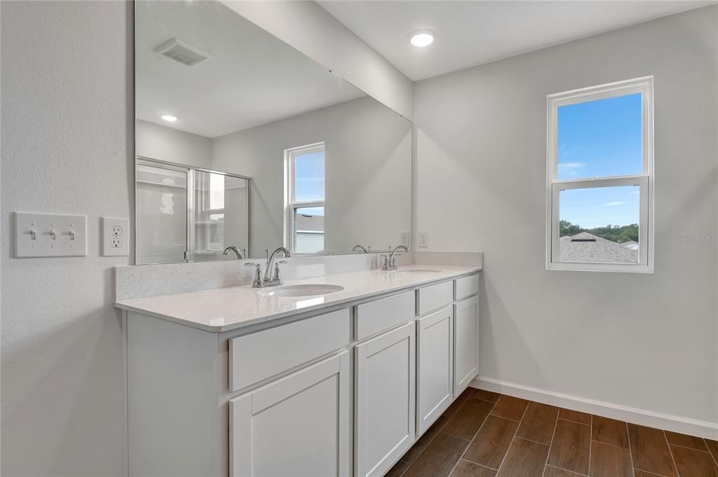 En Venta: $463,699 (5 camas, 3 baños, 3030 Pies cuadrados)