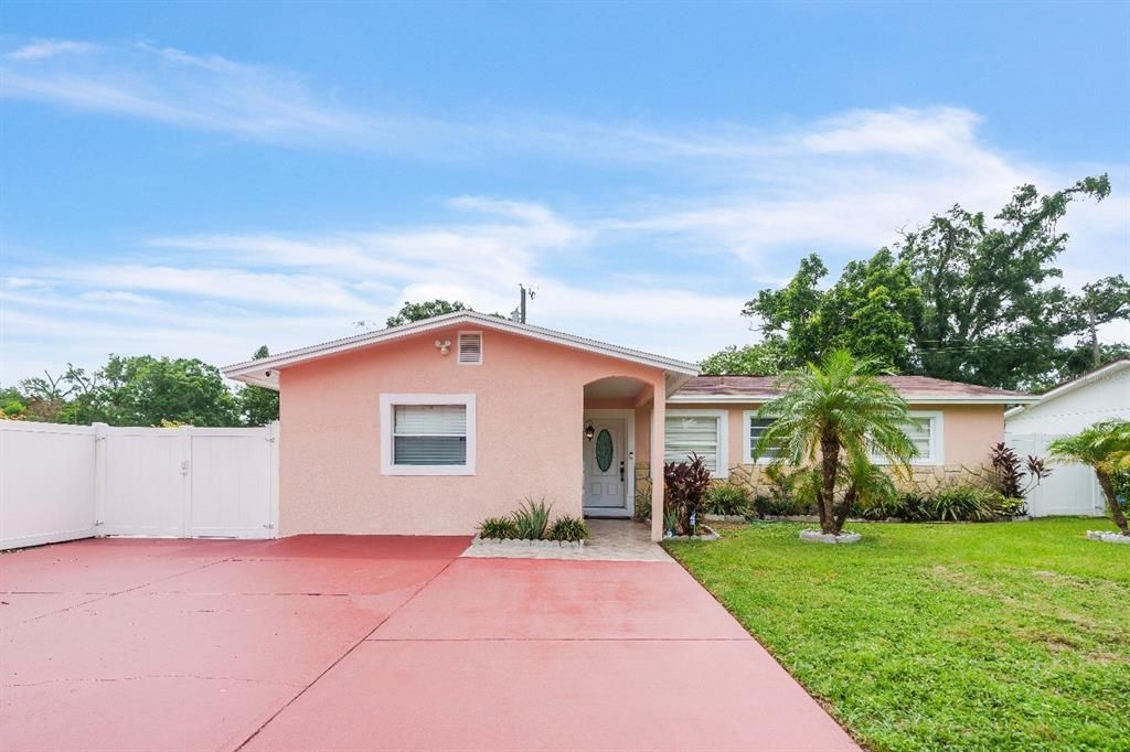 最近售出: $370,000 (4 贝兹, 2 浴室, 1305 平方英尺)