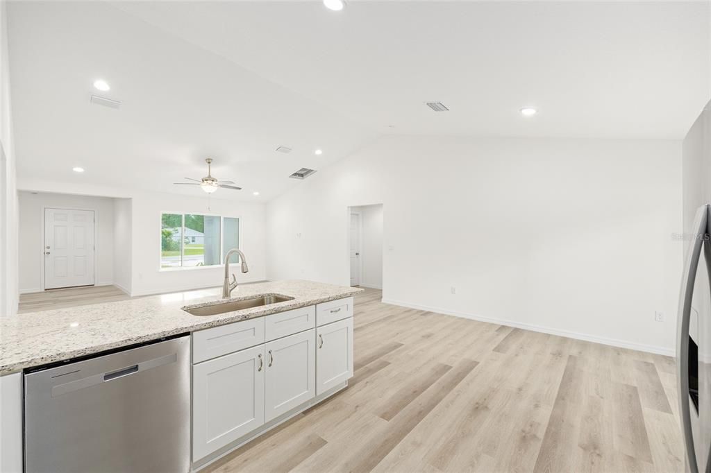 En Venta: $278,900 (4 camas, 2 baños, 1715 Pies cuadrados)