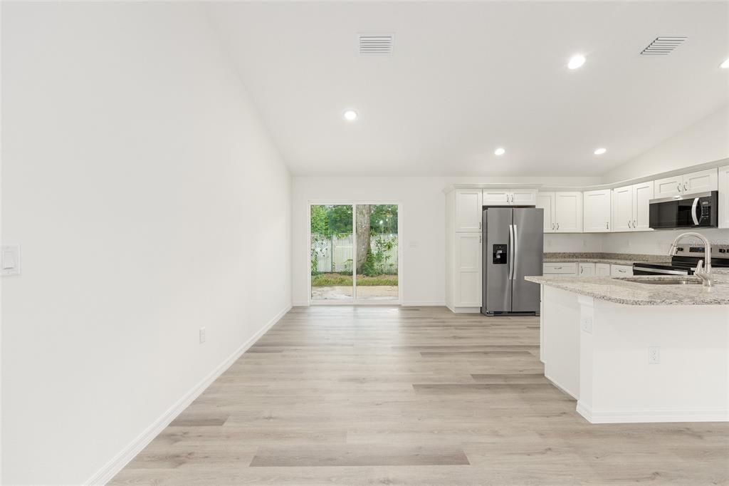 En Venta: $278,900 (4 camas, 2 baños, 1715 Pies cuadrados)