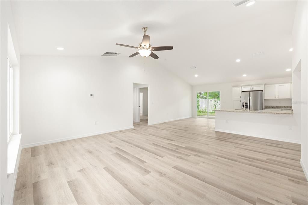 En Venta: $278,900 (4 camas, 2 baños, 1715 Pies cuadrados)