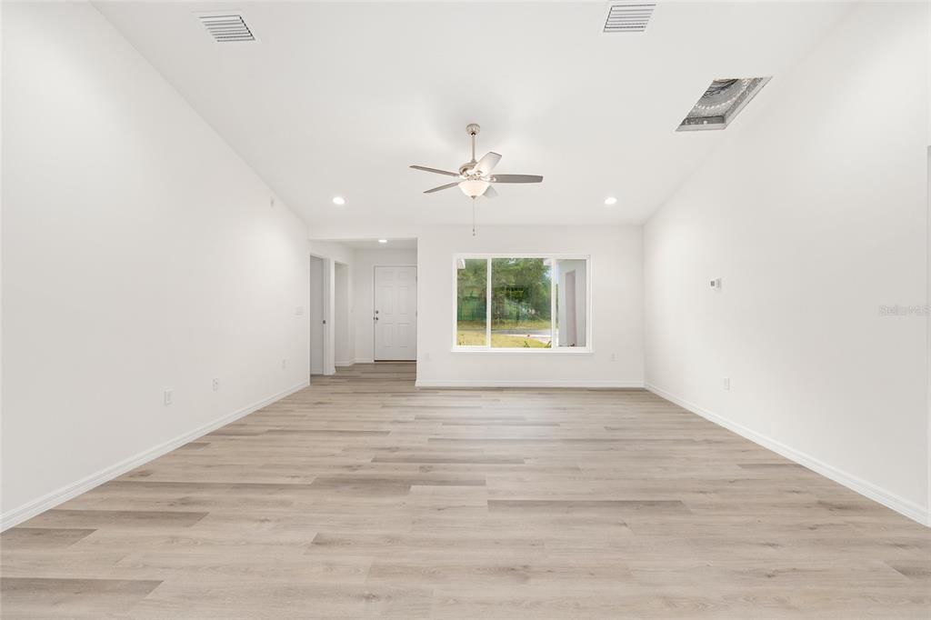 En Venta: $278,900 (4 camas, 2 baños, 1715 Pies cuadrados)