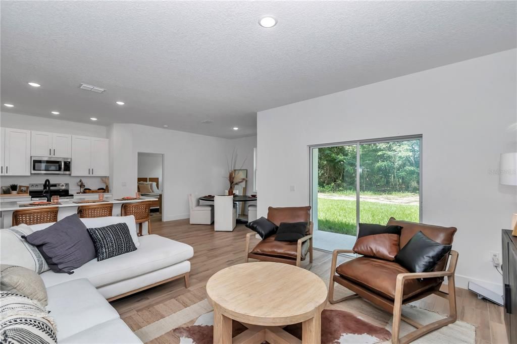 合同活跃: $320,000 (3 贝兹, 2 浴室, 1543 平方英尺)