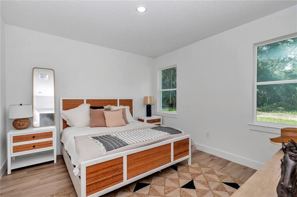 合同活跃: $320,000 (3 贝兹, 2 浴室, 1543 平方英尺)