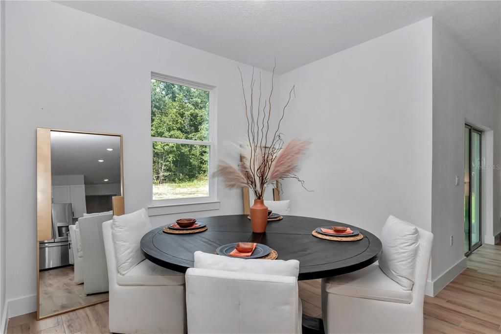 合同活跃: $320,000 (3 贝兹, 2 浴室, 1543 平方英尺)