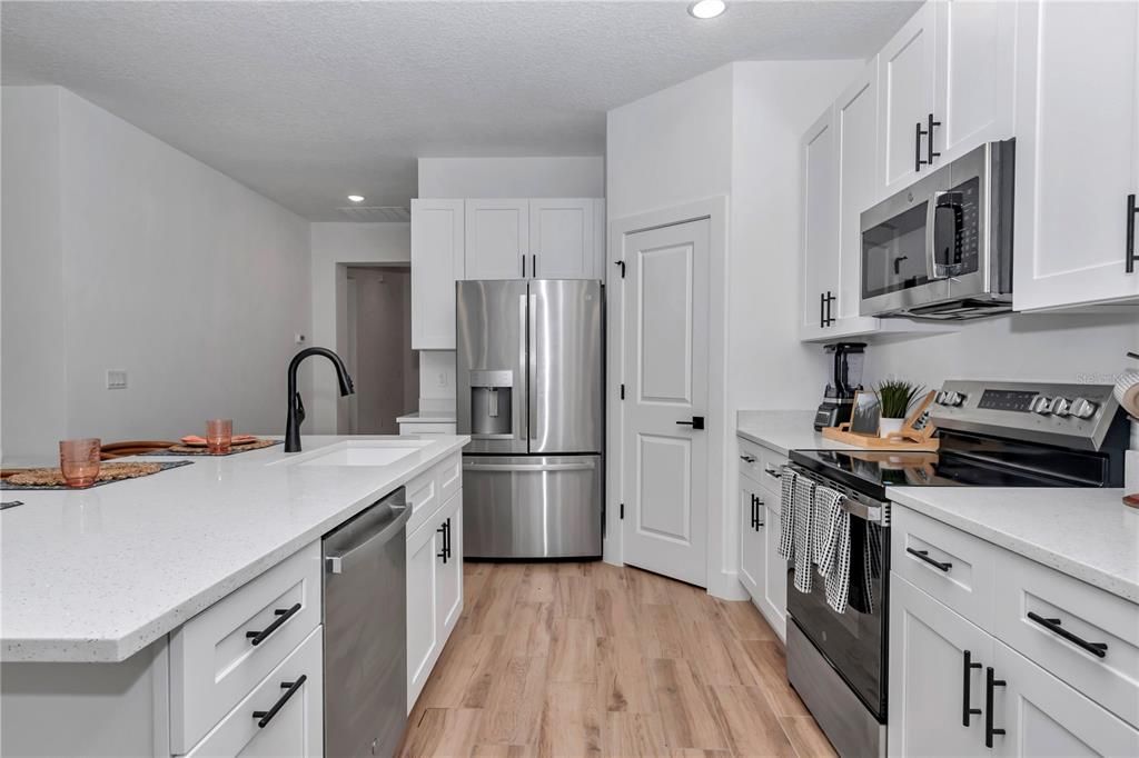 合同活跃: $320,000 (3 贝兹, 2 浴室, 1543 平方英尺)