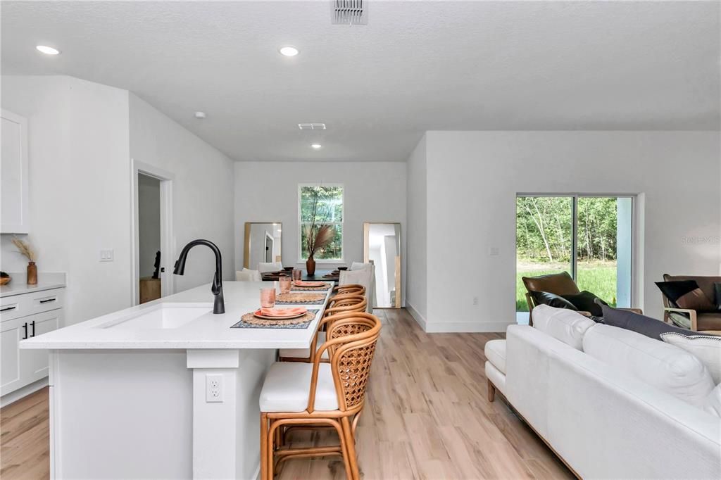 合同活跃: $320,000 (3 贝兹, 2 浴室, 1543 平方英尺)