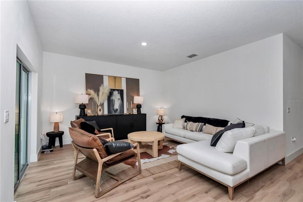 合同活跃: $320,000 (3 贝兹, 2 浴室, 1543 平方英尺)