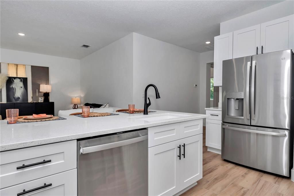 合同活跃: $320,000 (3 贝兹, 2 浴室, 1543 平方英尺)