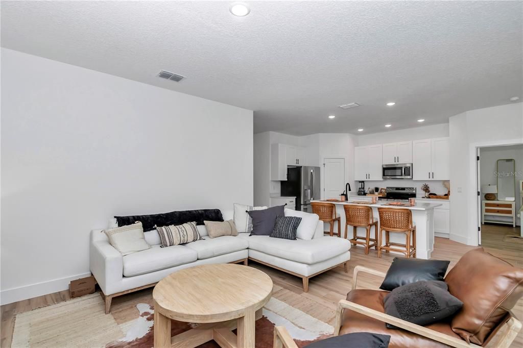 合同活跃: $320,000 (3 贝兹, 2 浴室, 1543 平方英尺)