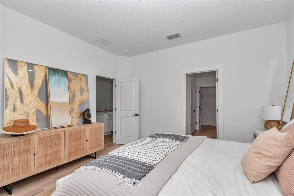 合同活跃: $320,000 (3 贝兹, 2 浴室, 1543 平方英尺)