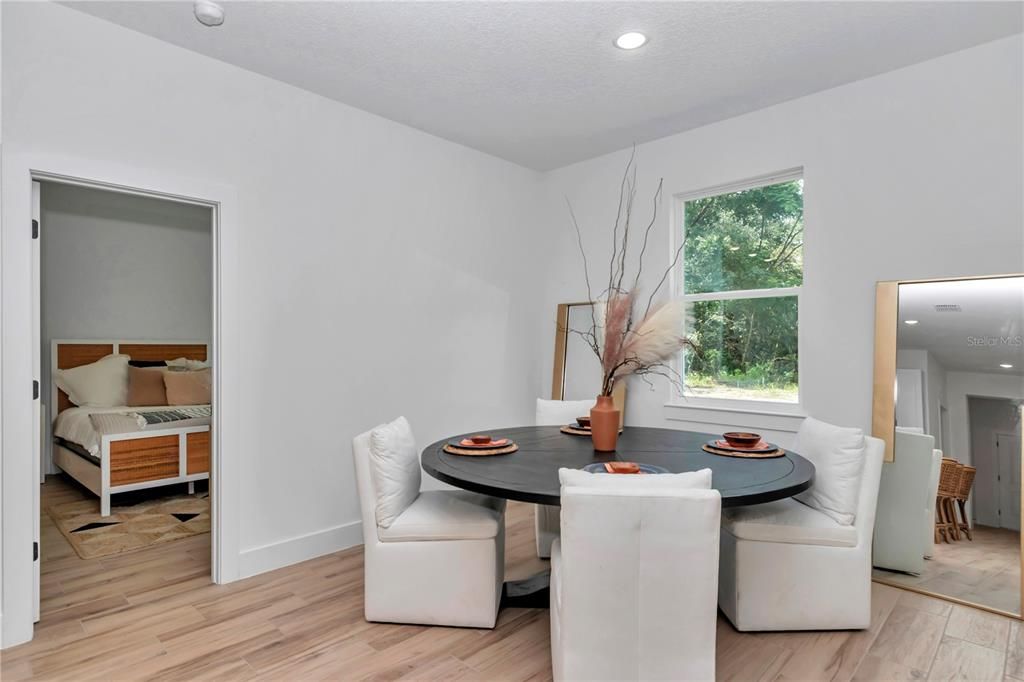 合同活跃: $320,000 (3 贝兹, 2 浴室, 1543 平方英尺)