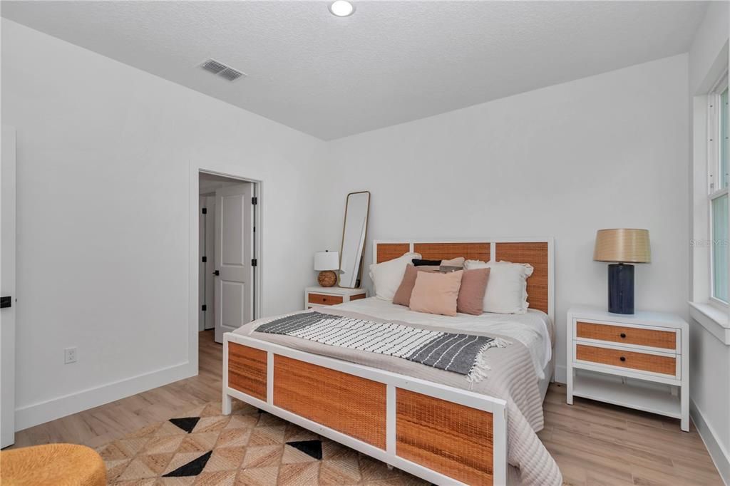 合同活跃: $320,000 (3 贝兹, 2 浴室, 1543 平方英尺)