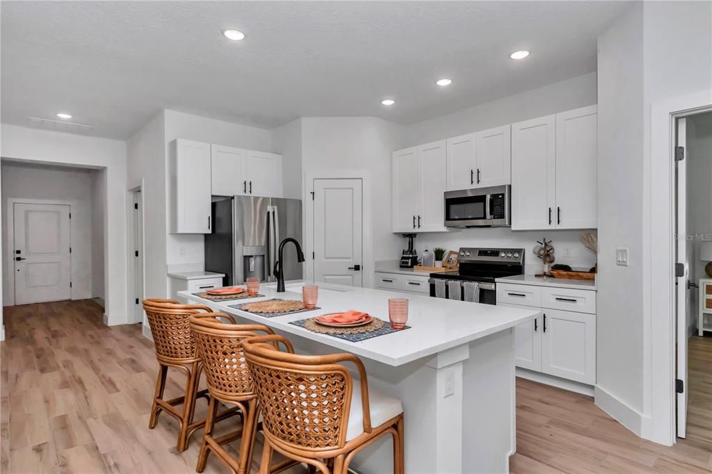 合同活跃: $320,000 (3 贝兹, 2 浴室, 1543 平方英尺)