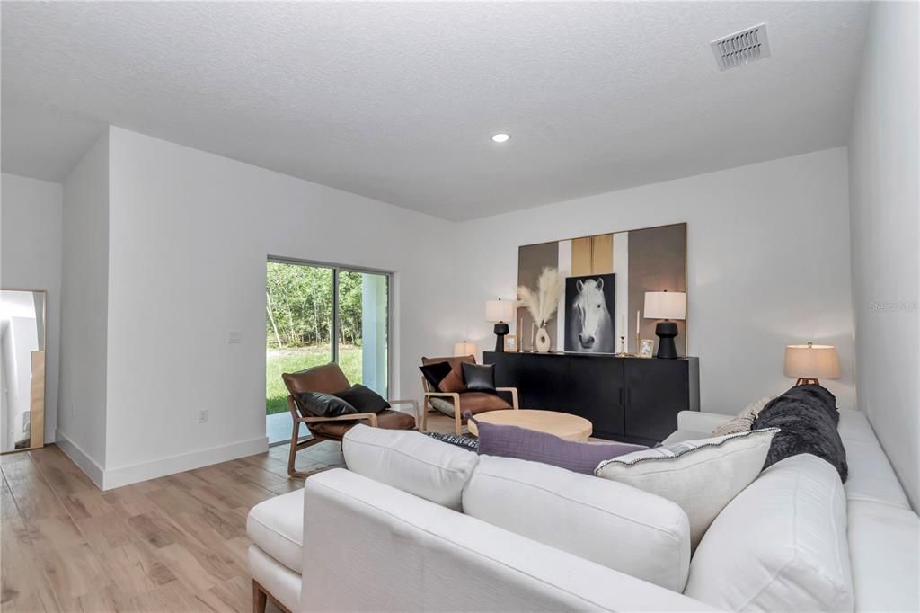 合同活跃: $320,000 (3 贝兹, 2 浴室, 1543 平方英尺)