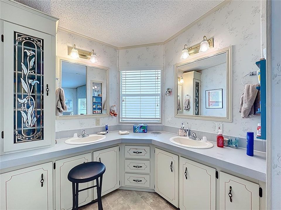 Active With Contract: $199,000 (2 beds, 2 baths, 1480 Square Feet)