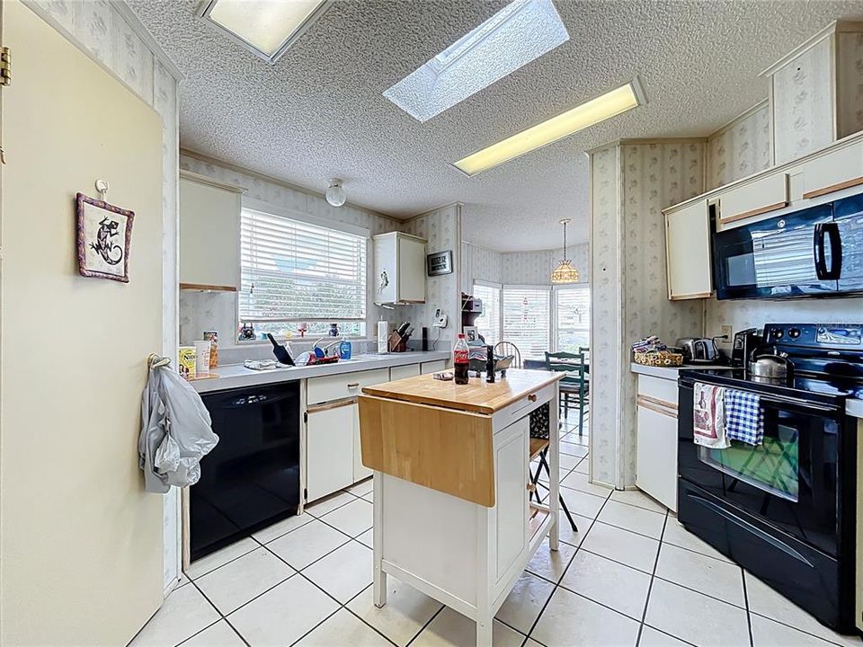 Active With Contract: $199,000 (2 beds, 2 baths, 1480 Square Feet)