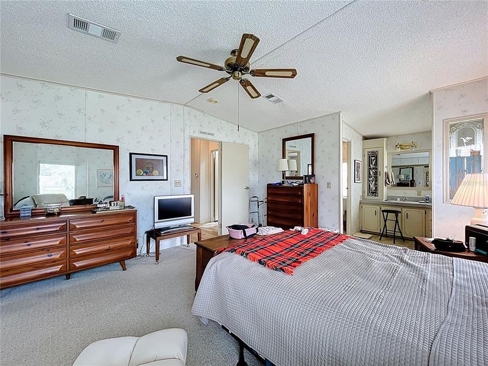 Active With Contract: $199,000 (2 beds, 2 baths, 1480 Square Feet)