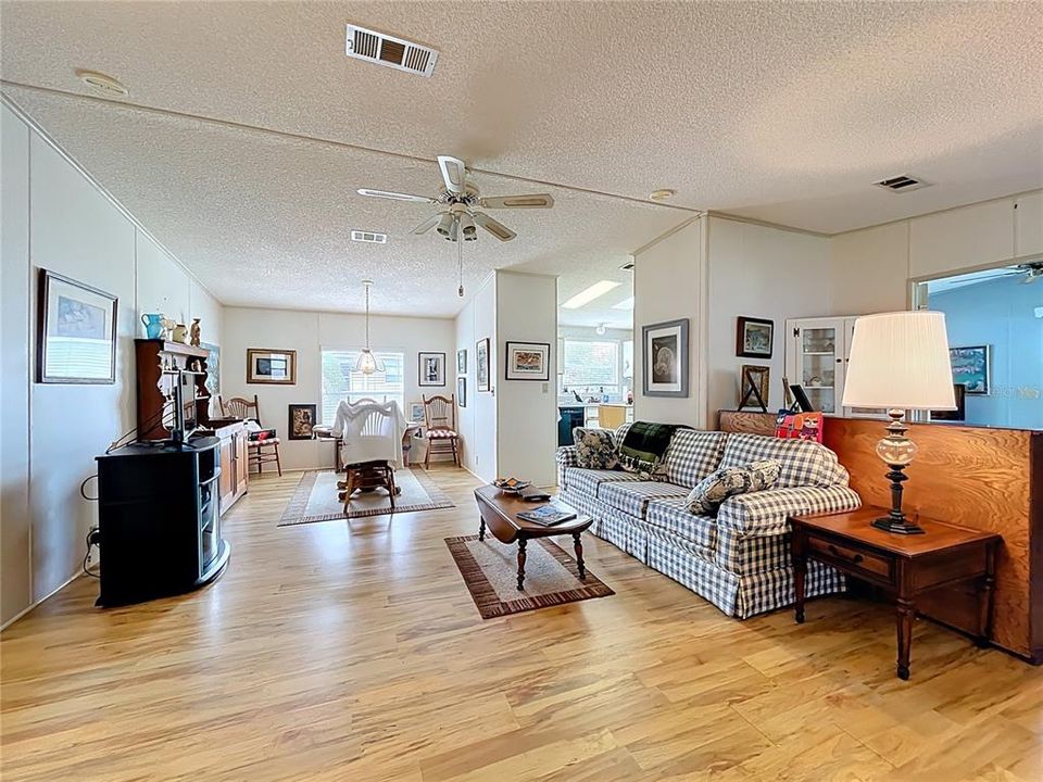 Active With Contract: $199,000 (2 beds, 2 baths, 1480 Square Feet)