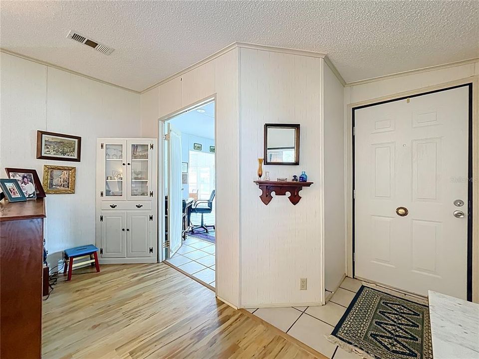 Active With Contract: $199,000 (2 beds, 2 baths, 1480 Square Feet)