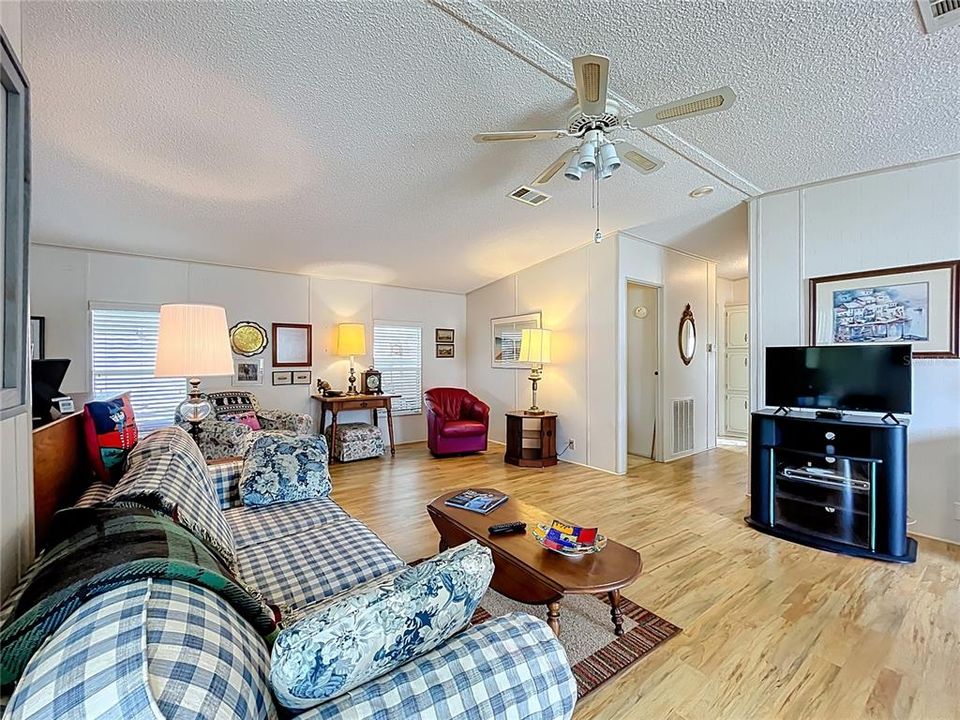 Active With Contract: $199,000 (2 beds, 2 baths, 1480 Square Feet)