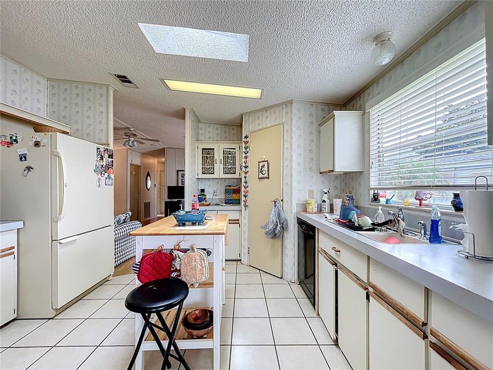 Active With Contract: $199,000 (2 beds, 2 baths, 1480 Square Feet)